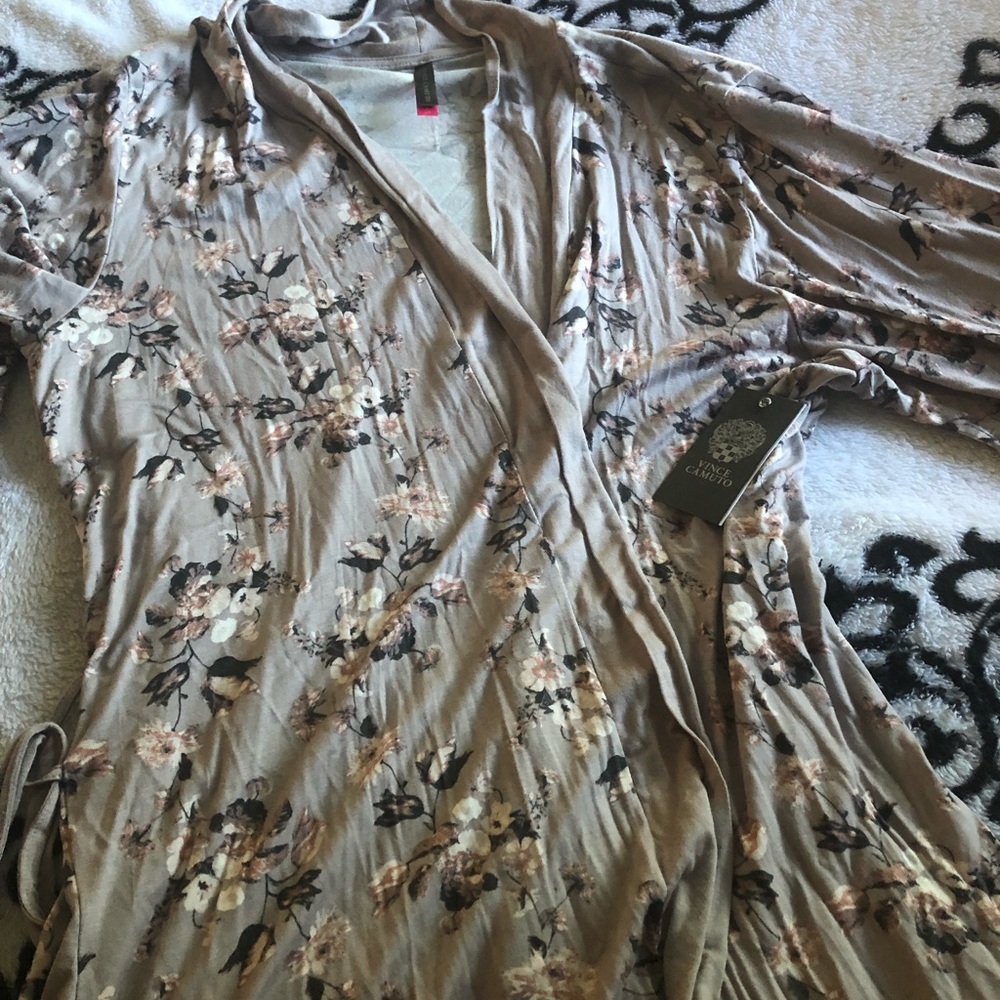 Vince Camuto ladies robe. Very soft.